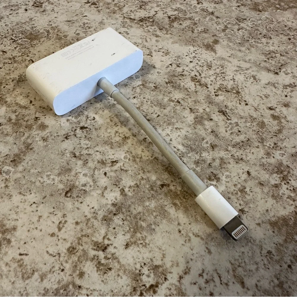 Genuine Apple Lightning to VGA Adapter